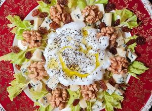 Una foto de Ensalada de apio, nueces, pasas rubias y queso azul + agua de apio 💧 (receta de aprovechamiento)
