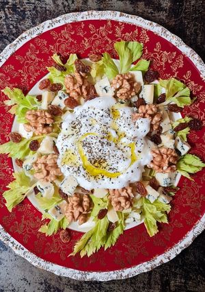 Una foto de Ensalada de apio, nueces, pasas rubias y queso azul + agua de apio 💧 (receta de aprovechamiento)