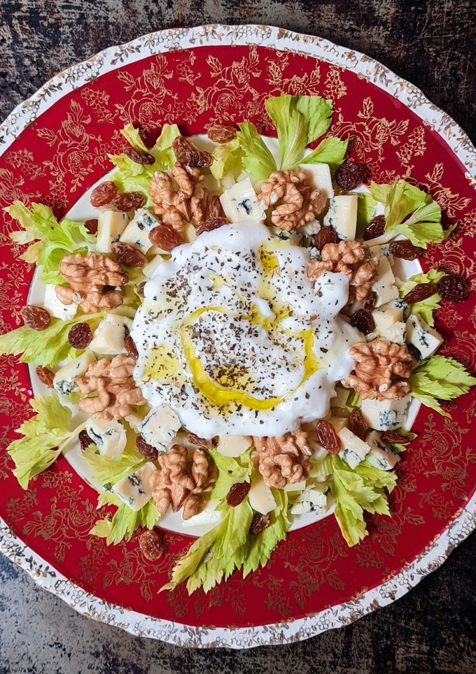 Una foto de Ensalada de apio, nueces, pasas rubias y queso azul + agua de apio 💧 (receta de aprovechamiento)