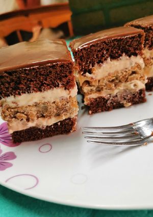 O poză a rețetei Prăjitură cu blat de cacao și nucă.