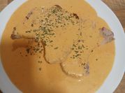 Una foto de filete de lomo con nata