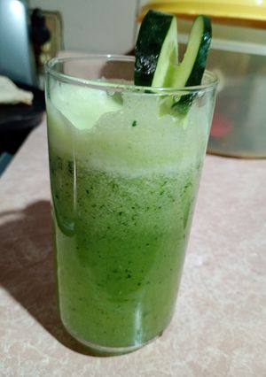 Una foto de Bebida de pepino, limón y agua mineral