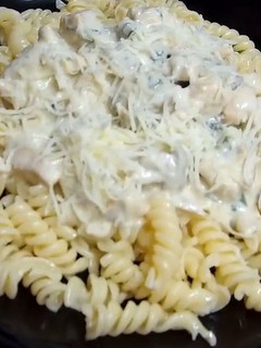 Tejszínes gombás csirkemell orsótésztával recept fotója