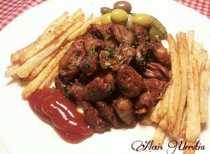 Una foto de Corazones de pollo aliñados con patatas fritas