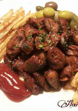 Foto principal de Corazones de pollo aliñados con patatas fritas