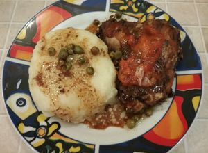 Una foto de Pollo asado con petit pois y papaya