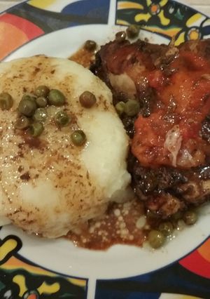 Una foto de Pollo asado con petit pois y papaya