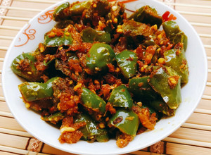 A picture of Capsicum stir fry with peanut powder.