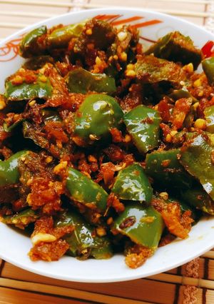A picture of Capsicum stir fry with peanut powder.