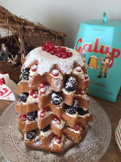 Una foto de Pandoro relleno de crema diplomática y frutos rojos 🍓
