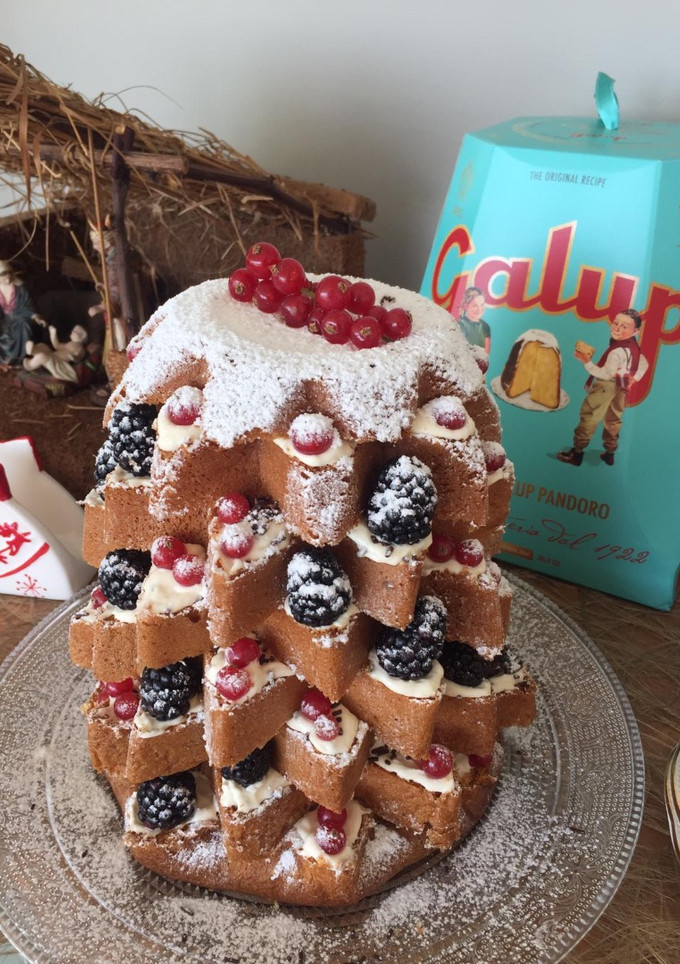Una foto de Pandoro relleno de crema diplomática y frutos rojos  🍓
