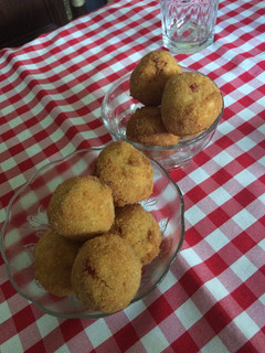 Una foto de Croquetas de pollo, garbanzos y verduras