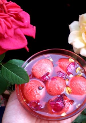 गुलाब रसगुल्ला(Rose rasgulla recipe in Hindi) रेसिपी मुख्य फोटो