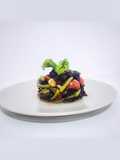 Insalata di riso nero con gamberi, basilico, pomodorini e fagiolini