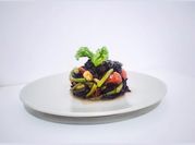 Una foto di riso venere insalata