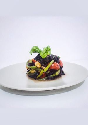 Foto di Insalata di riso nero con gamberi, basilico, pomodorini e fagiolini
