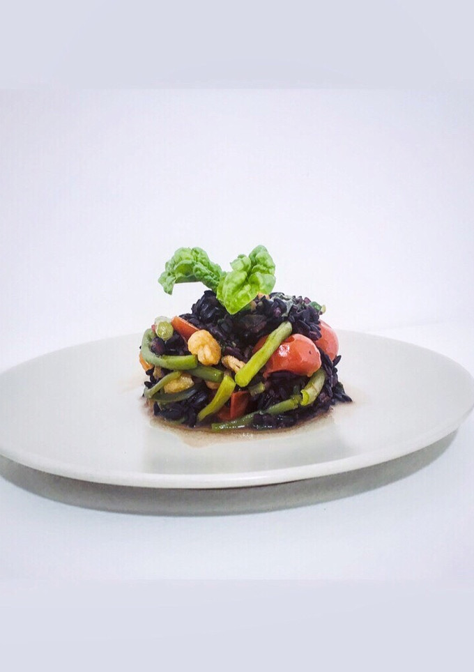Foto di Insalata di riso nero con gamberi, basilico, pomodorini e fagiolini