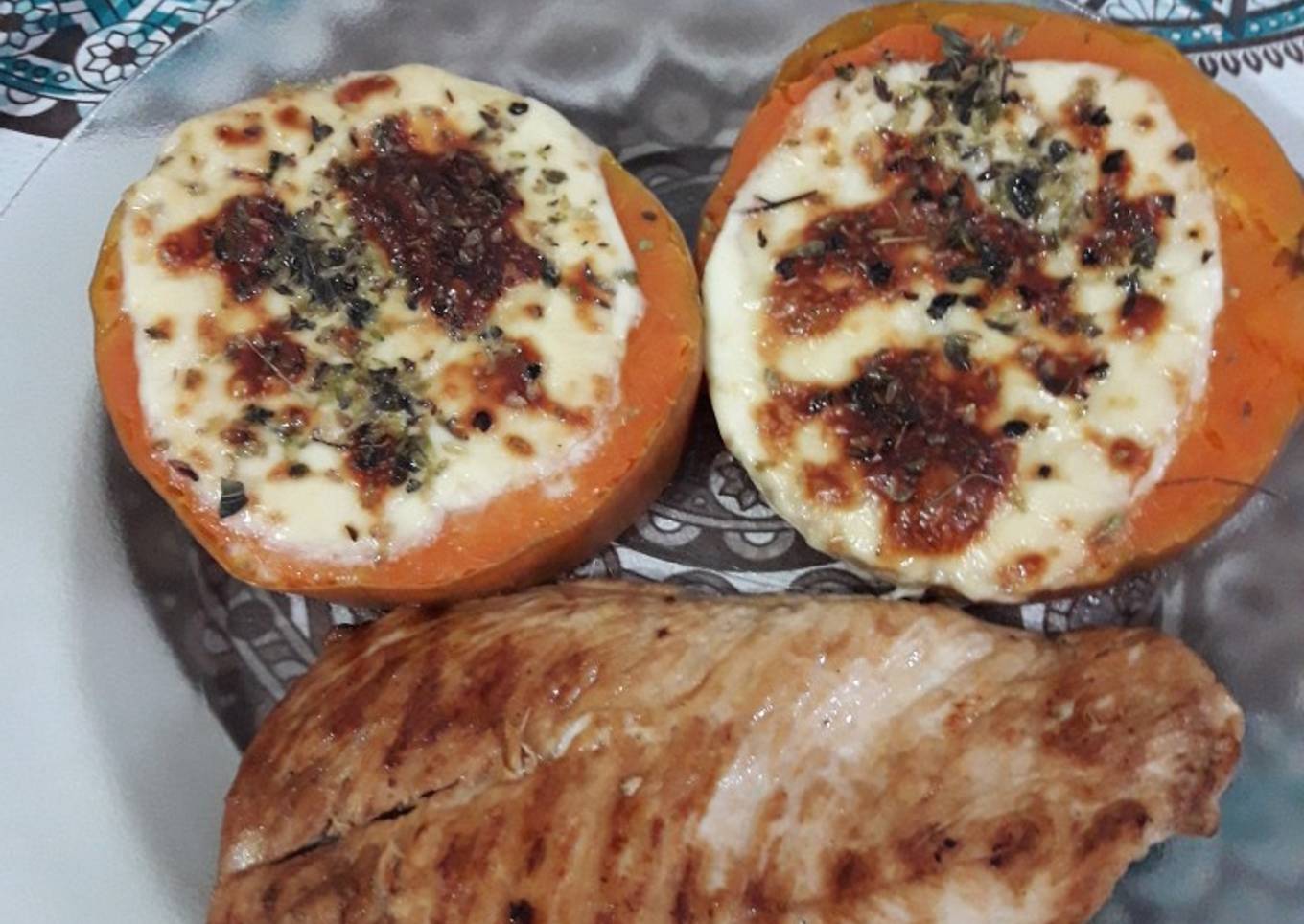 Calabaza con queso gratinado y churrasco de pollo con limón