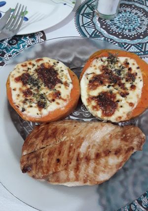 Una foto de Calabaza con queso gratinado y churrasco de pollo con limón