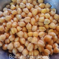 Boil white chickpeas A picture of Boil white chickpeas.