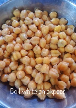 A picture of Boil white chickpeas.