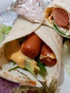 Tortilla virslivel, salátával 🌮🌮🌮 recept fotója