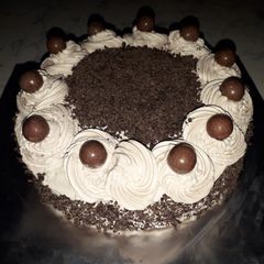 A picture of Eggless chocolate cake in fry pan.