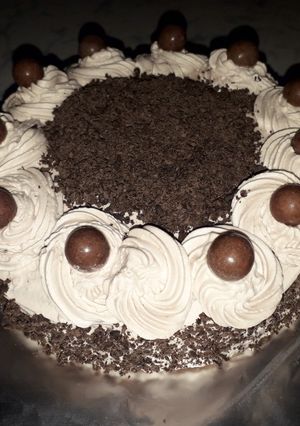 A picture of Eggless chocolate cake in fry pan.