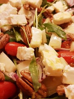 Una foto de Ensalada de peras, rúcula y queso feta