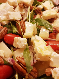 Una foto de Ensalada de peras, rúcula y queso feta