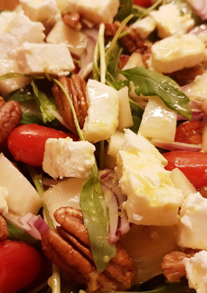 Una foto de Ensalada de peras, rúcula y queso feta