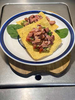Una foto de *Tostadas con Sabor a México y Chuletas de Puerco*