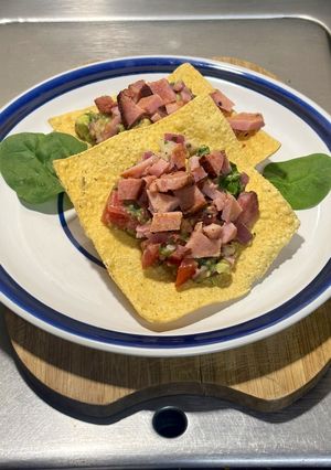 Una foto de *Tostadas con Sabor a México y Chuletas de Puerco*