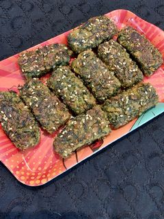 खुसखुशीत कोथिंबिर वडी (Kothimbir Vadi Recipe In Marathi) रेसिपी चे मुख्य फोटो
