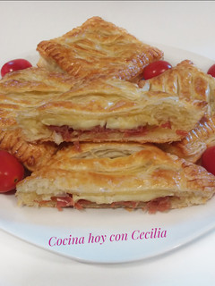 Una foto de Hojaldres rellenos con jamón serrano y queso brie