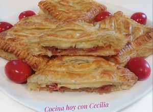Foto principal de Hojaldres rellenos con jamón serrano y queso brie