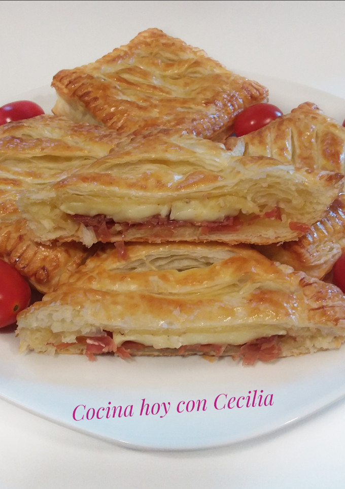 Una foto de Hojaldres rellenos con jamón serrano y queso brie