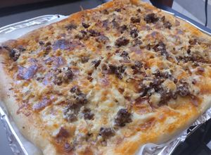 Una foto de Pizza sin amasar de pollo🍗, carne, carnes frías y queso🧀🍕🥩
