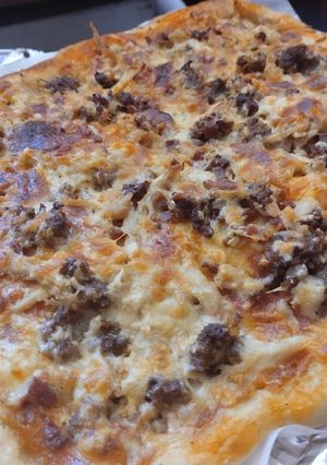 Una foto de Pizza sin amasar de pollo🍗, carne, carnes frías y queso🧀🍕🥩