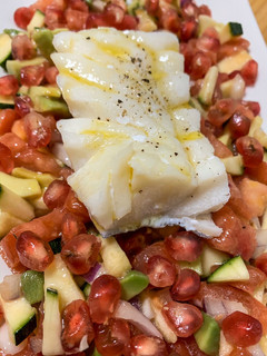 Una foto de Bacalao al vapor con picadillo de granada