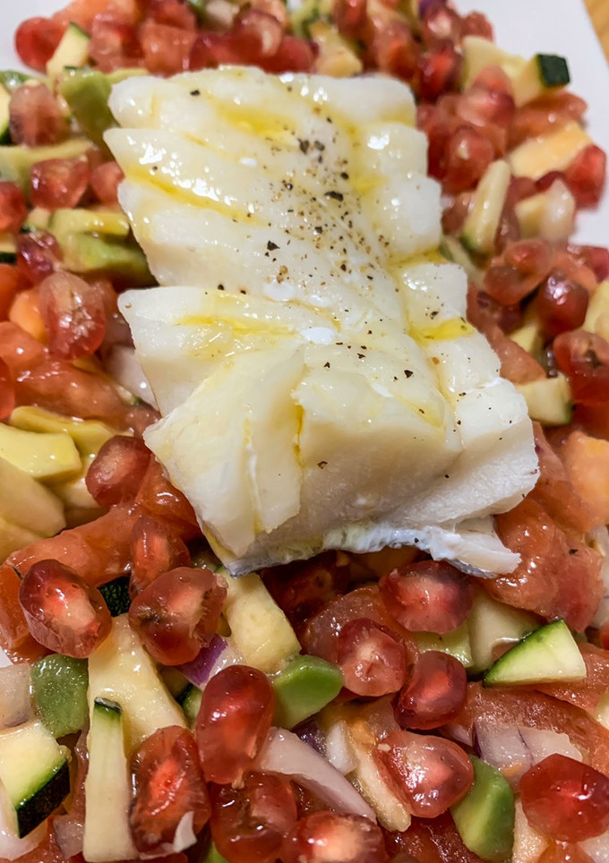 Una foto de Bacalao al vapor con picadillo de granada