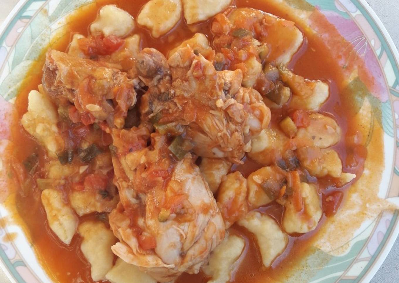 Ñoquis de papa y calabaza con estofado de pollo