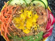 Una foto de poke bowl de salmón