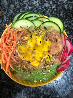 Una foto de 408. Poke bowl de salmón (principal pescado)