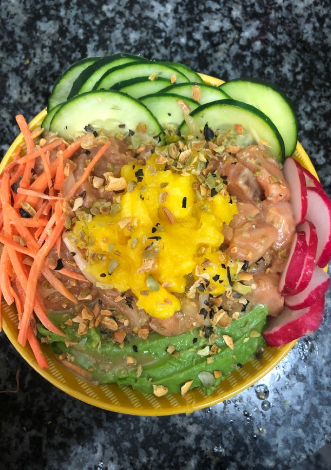 Una foto de 408. Poke bowl de salmón (principal pescado)