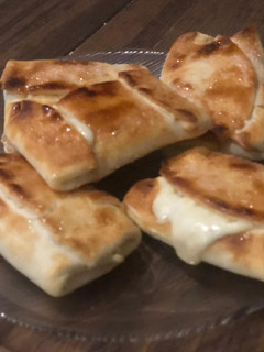 Una foto de Empanaditas dulces de jamón y queso
