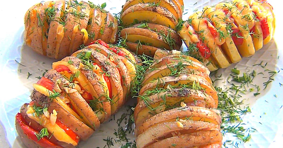 Картошка-гармошка с беконом и помидором в духовке