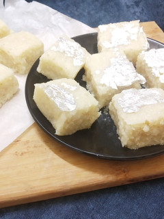 कोकोनट बर्फी (Coconut Barfi recipe in hindi) रेसिपी मुख्य फोटो