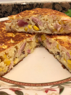 Una foto de Tortilla de maíz con queso y beicon