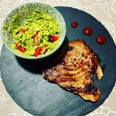 Una foto de Atún rojo marinado con guacamole 🥑 y salsa siracha
